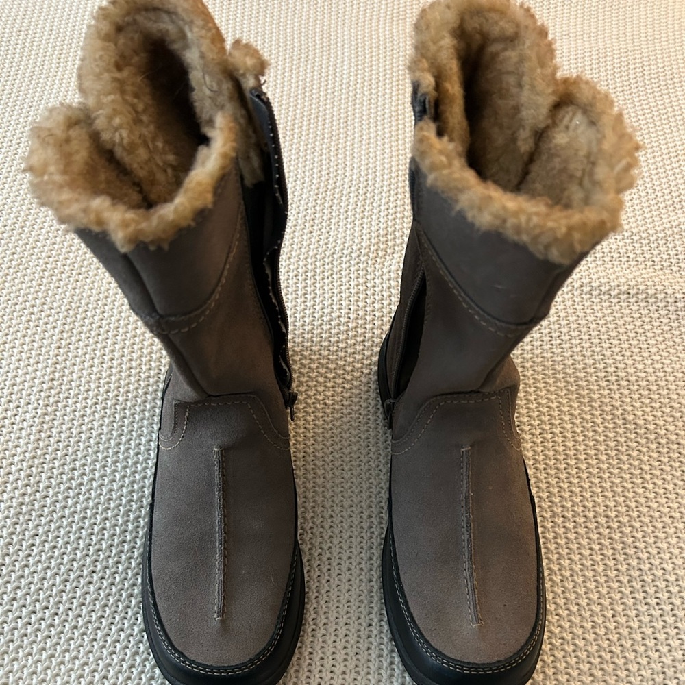 Clarks tan and brown suede winter boots.